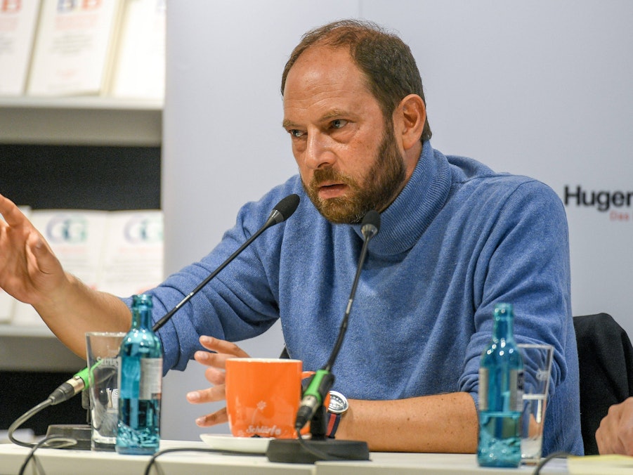 Olivier Guez spricht vor Mikrofonen