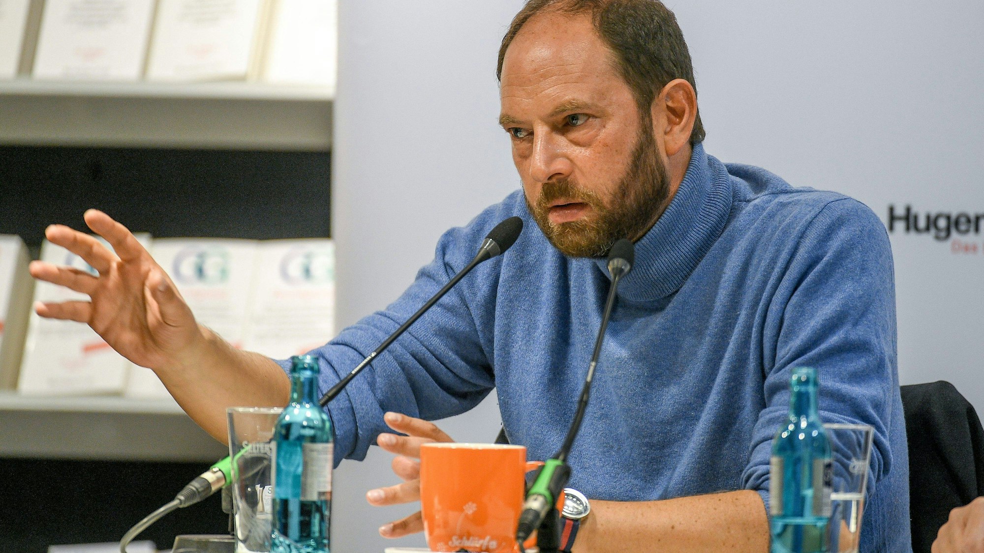Olivier Guez spricht vor Mikrofonen