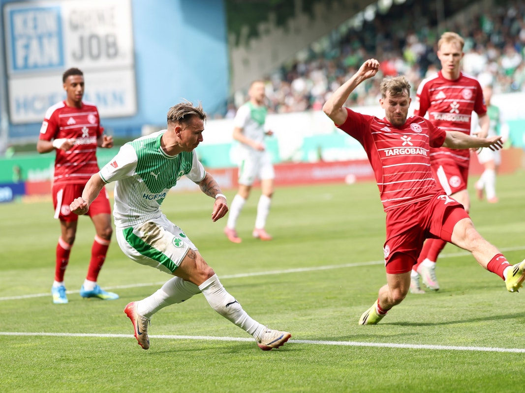 Felix Klaus (SpVgg Greuther Fürth, l) mit der Flanke, Futkeu (nicht im Bild) köpft zum 3:0.