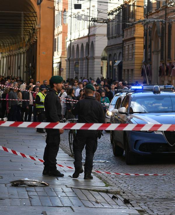 Ein Polizeiwagen steht nach einem Autounfall in einer Straße in Modena in einem abgesperrten Bereich.