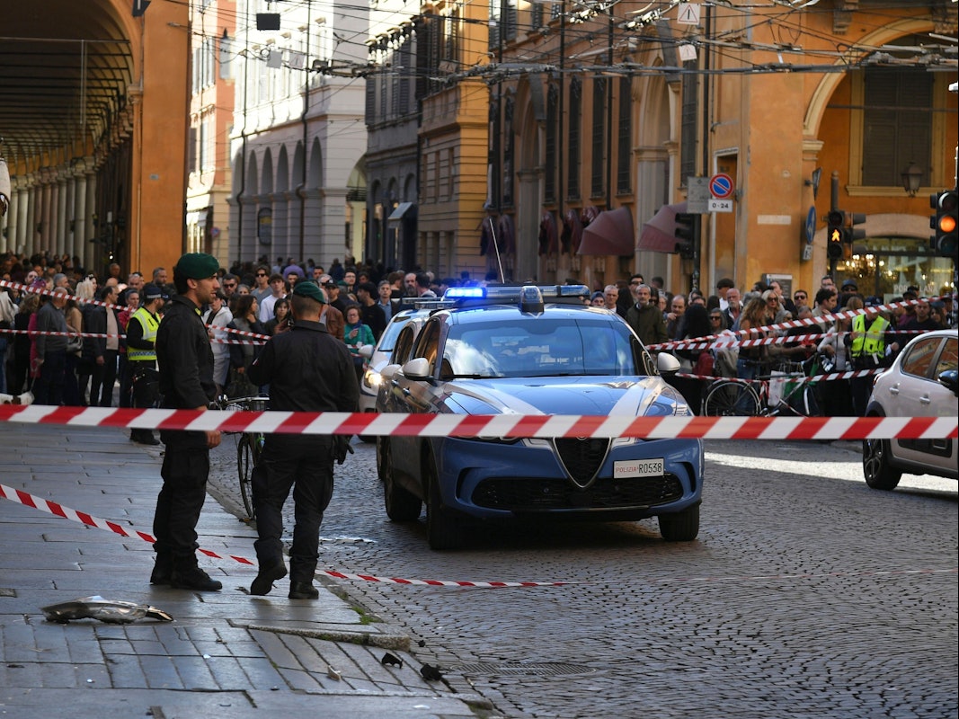 Ein Polizeiwagen steht nach einem Autounfall in einer Straße in Modena in einem abgesperrten Bereich.