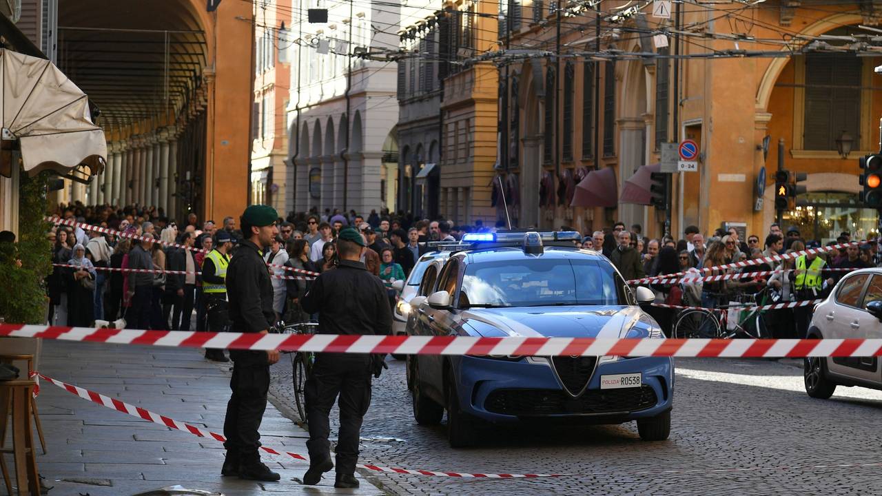 Ein Polizeiwagen steht nach einem Autounfall in einer Straße in Modena in einem abgesperrten Bereich.
