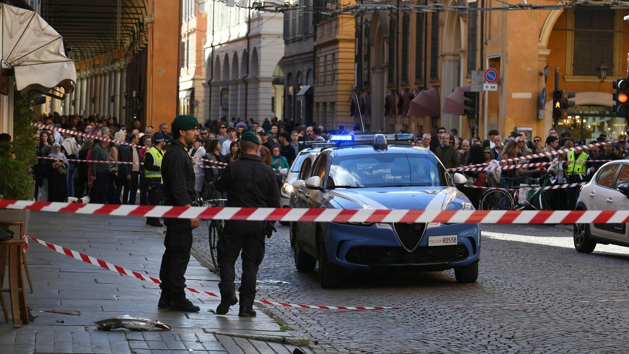 Ein Polizeiwagen steht nach einem Autounfall in einer Straße in Modena in einem abgesperrten Bereich.