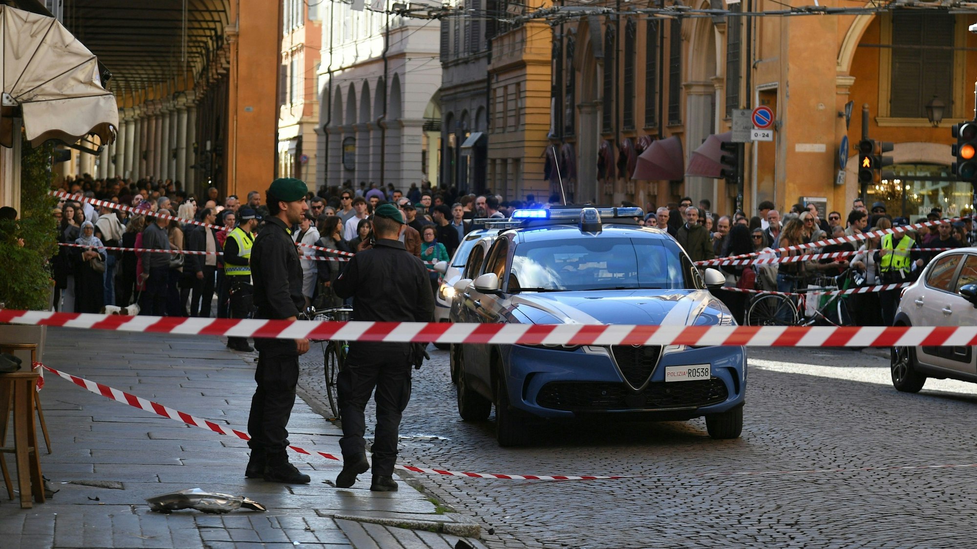 Ein Polizeiwagen steht nach einem Autounfall in einer Straße in Modena in einem abgesperrten Bereich.