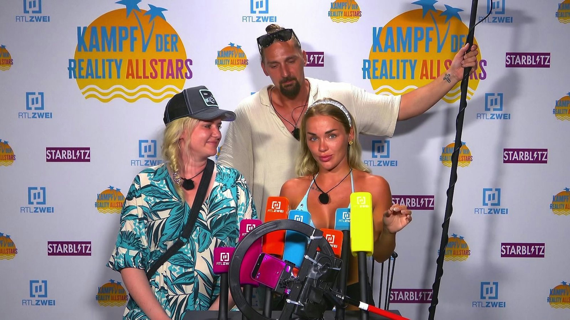 Emmy und ihr „Kamerateam“ Sarah (links) und Sandy (hinten) (Bild: RTLZWEI)