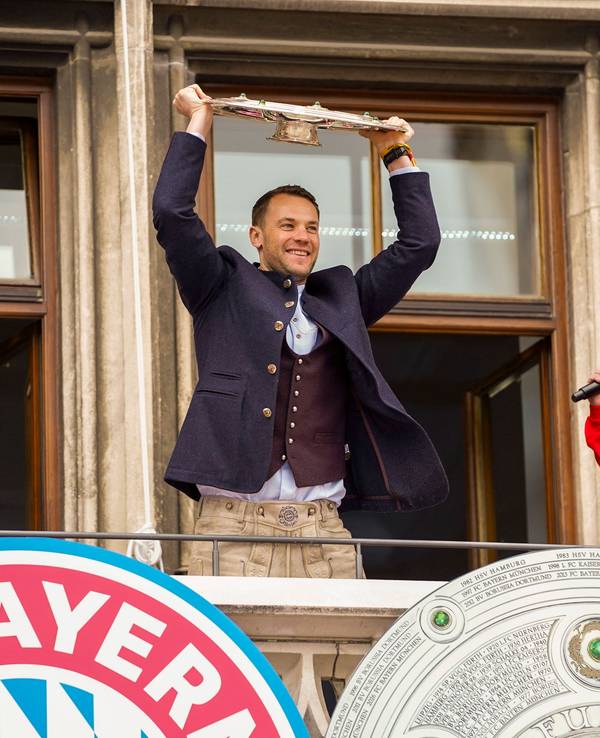 Torwart Manuel Neuer feiert auf dem Rathausbalkon in München mit der Meisterschale.