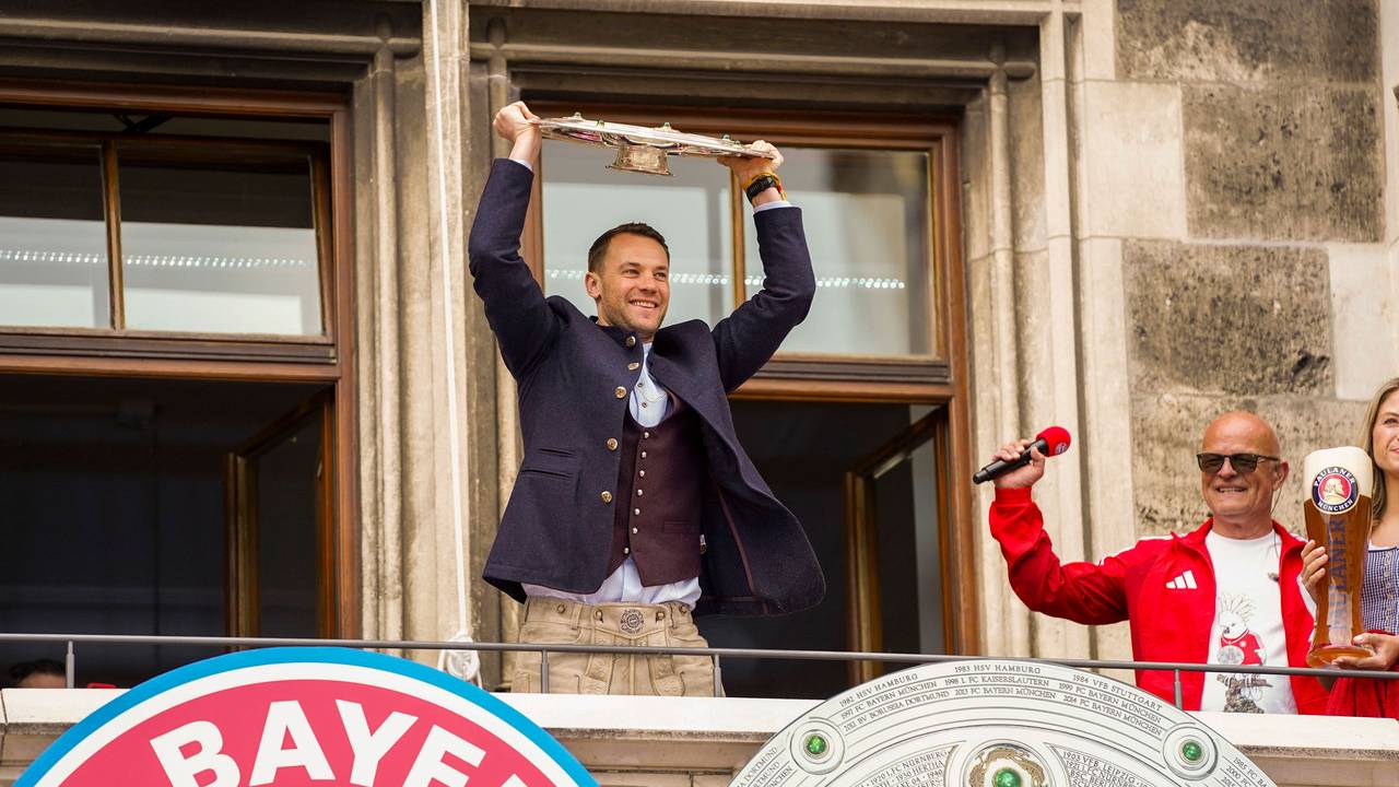 Torwart Manuel Neuer feiert auf dem Rathausbalkon in München mit der Meisterschale.