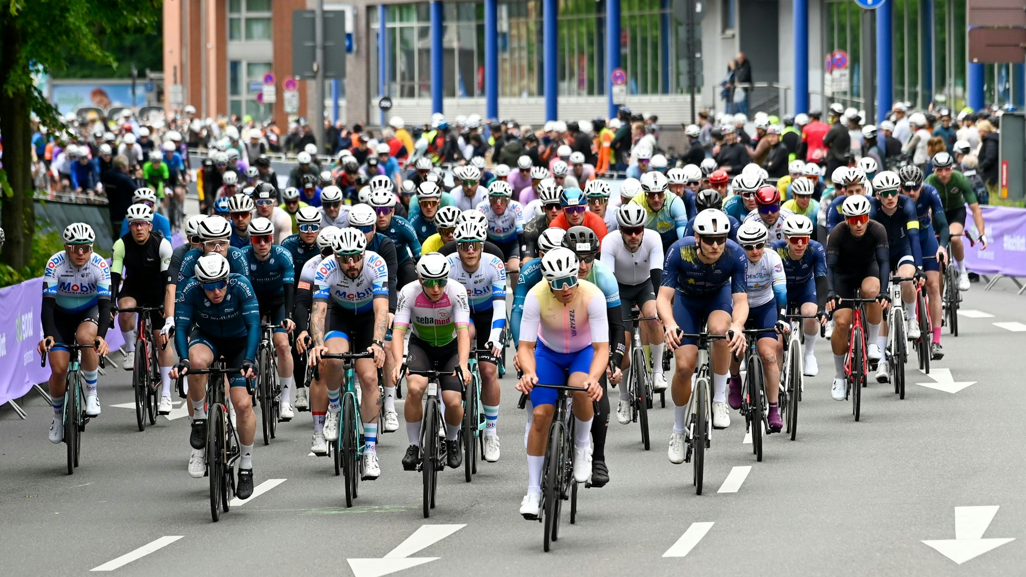 Jonathan Schmiegel (l., 27) und Hendrik Berndt (r., 23) haben es mit den KVB-Leihrädern in nur einer Stunde von Bergisch Gladbach an den Rheinauhafen geschafft. Durchschnittliche Geschwindigkeit: 27 Kilometer pro Stunde.