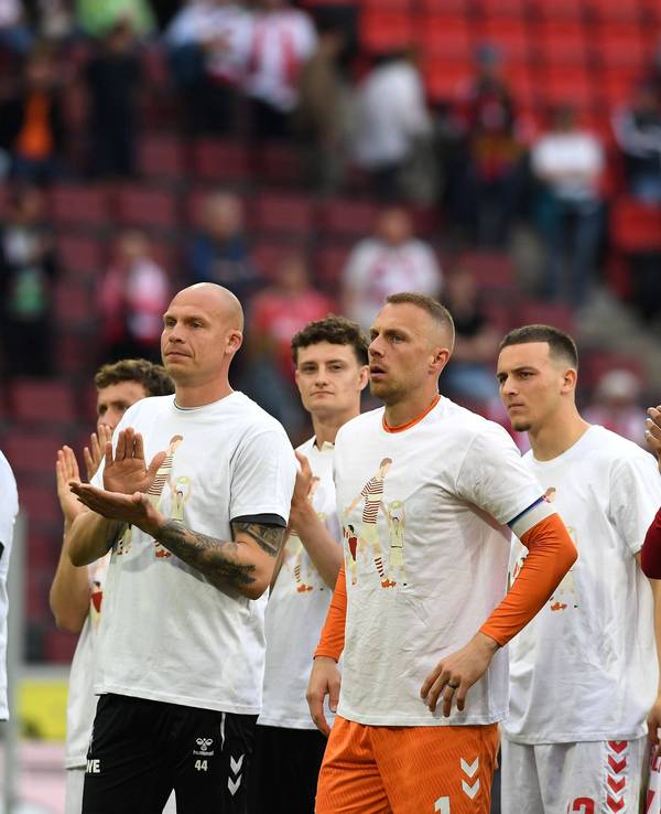 Timo Hübers, Matthias Köbbing. Eric Martel, Marvin Schwäbe, Said El Mala, Linton Maina und Tom Krauß bedanken sich bei den Fans des 1. FC Köln für Unterstützung.