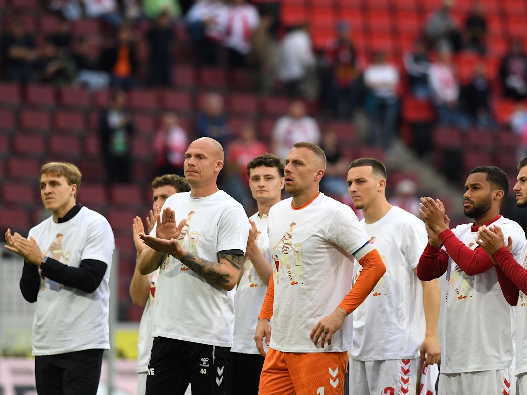 Timo Hübers, Matthias Köbbing. Eric Martel, Marvin Schwäbe, Said El Mala, Linton Maina und Tom Krauß bedanken sich bei den Fans des 1. FC Köln für Unterstützung.