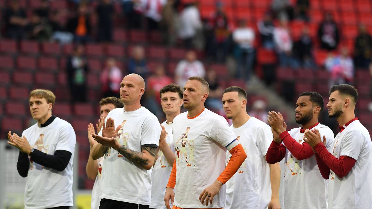 Timo Hübers, Matthias Köbbing. Eric Martel, Marvin Schwäbe, Said El Mala, Linton Maina und Tom Krauß bedanken sich bei den Fans des 1. FC Köln für Unterstützung.