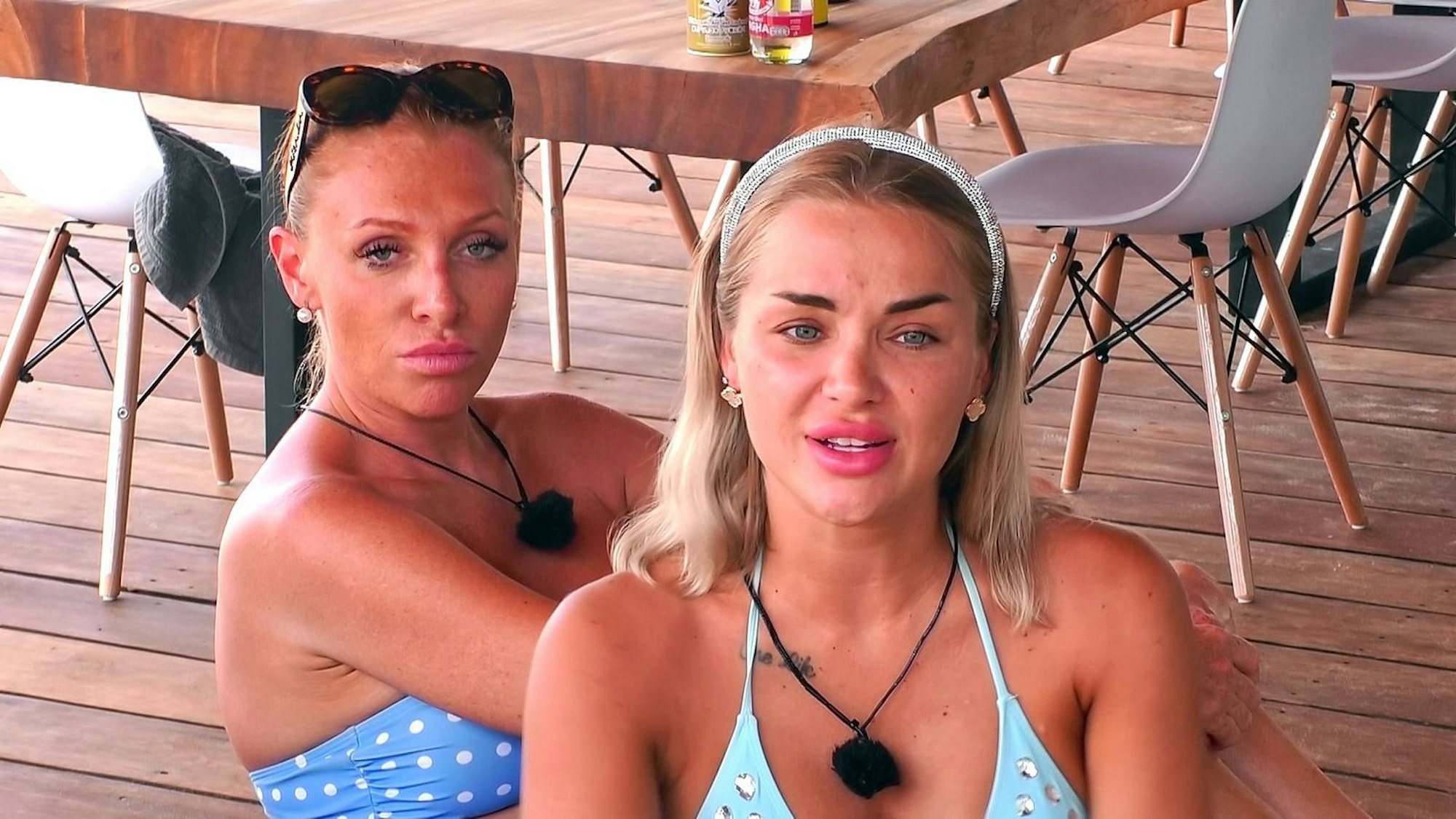 Georgina (links) und Emmy haben gar keine Lust auf Sam. (Bild: RTLZWEI)