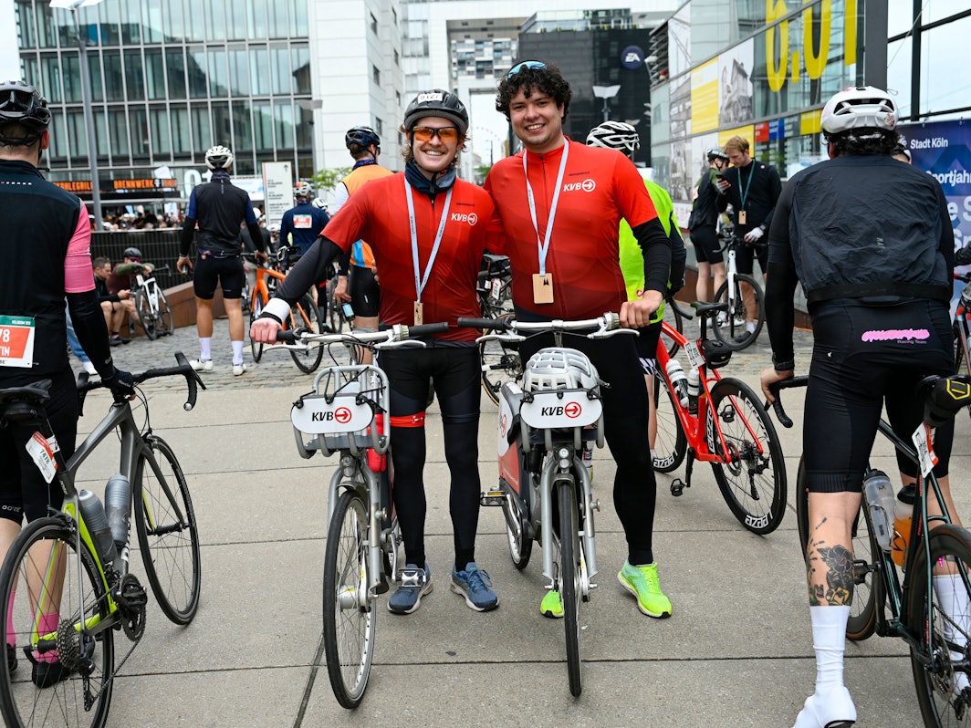Jonathan Schmiegel (l., 27) und Hendrik Berndt (r., 23) haben es mit den KVB-Leihrädern in nur einer Stunde von Bergisch Gladbach an den Rheinauhafen geschafft. Durchschnittliche Geschwindigkeit: 27 Kilometer pro Stunde.