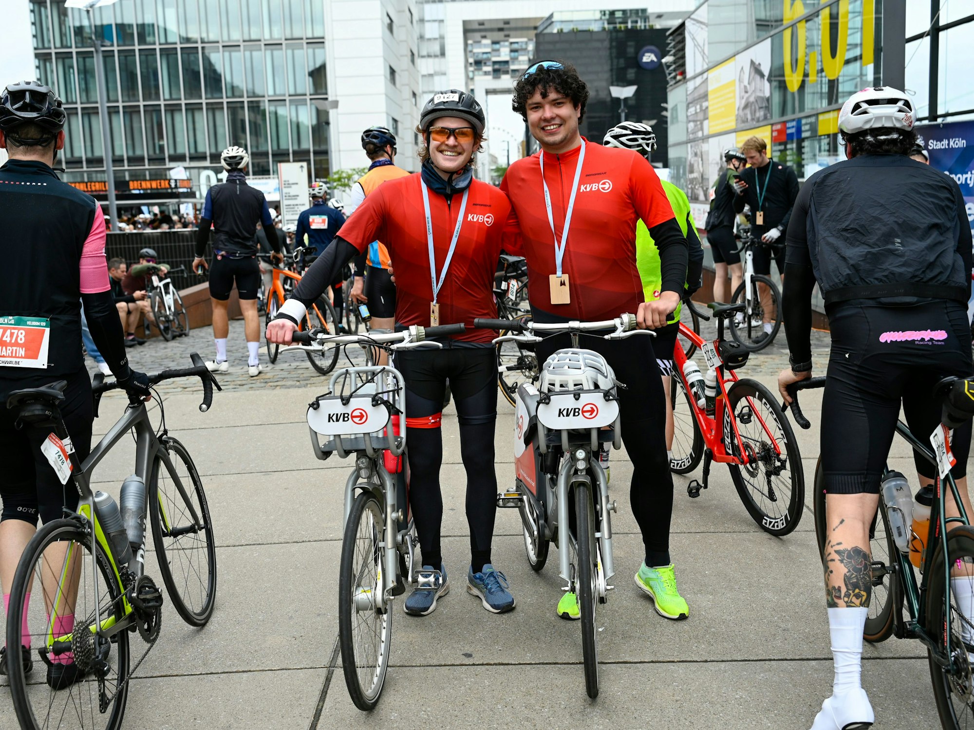 Jonathan Schmiegel (l., 27) und Hendrik Berndt (r., 23) haben es mit den KVB-Leihrädern in nur einer Stunde von Bergisch Gladbach an den Rheinauhafen geschafft. Durchschnittliche Geschwindigkeit: 27 Kilometer pro Stunde.