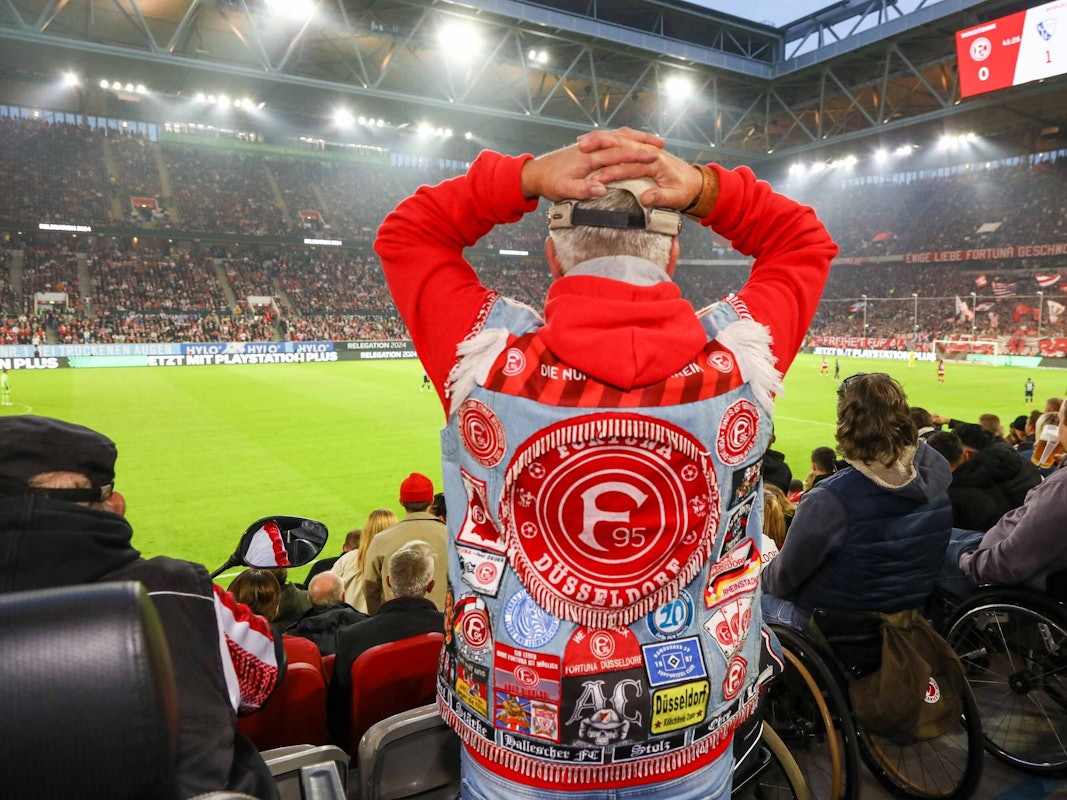 Fortuna-Fan schlägt die Hände über den Kopf.