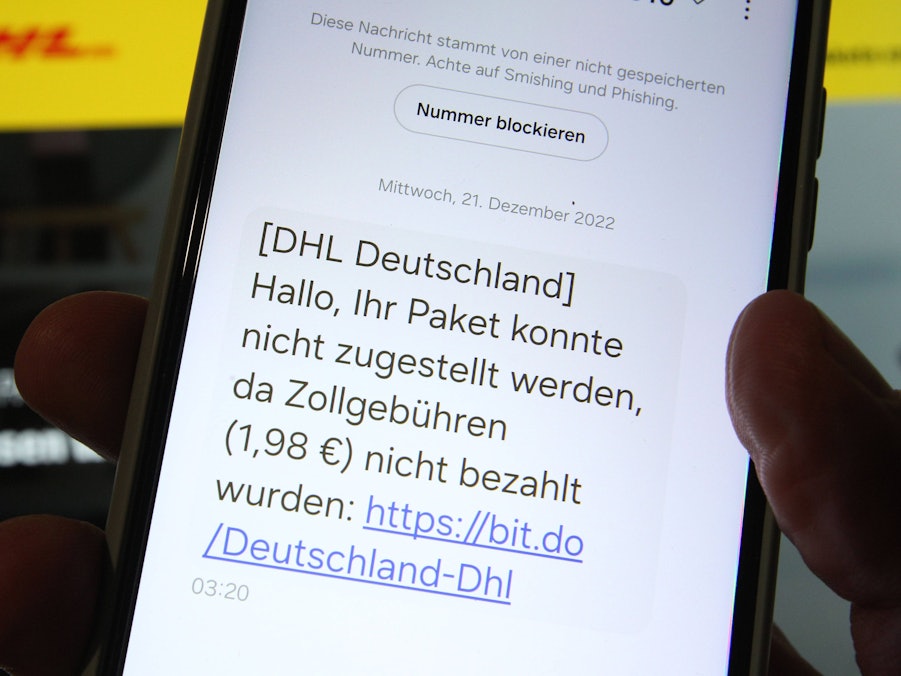 Smartphone mit Textnachricht und Hand