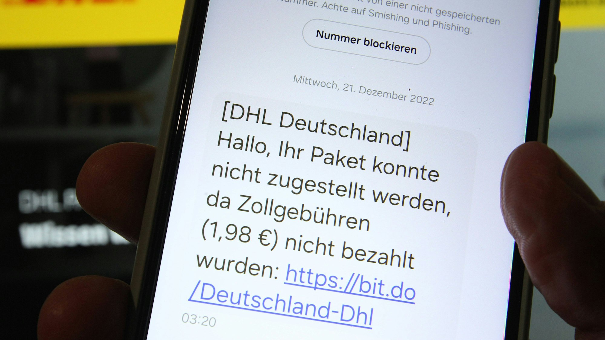 Smartphone mit Textnachricht und Hand