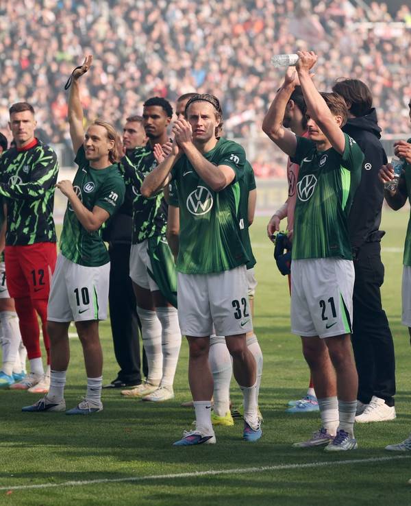 Die Spieler des VfL Wolfsburg nach dem Abstiegsduell beim FC St. Pauli.