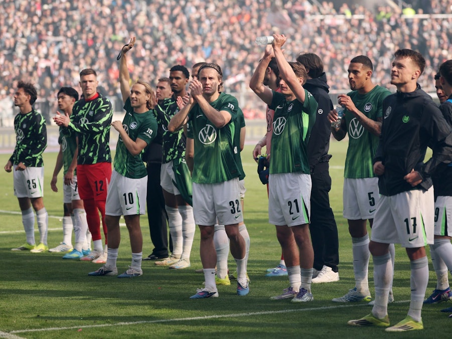 Die Spieler des VfL Wolfsburg nach dem Abstiegsduell beim FC St. Pauli.