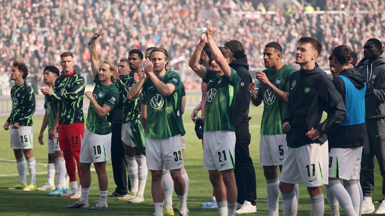 Die Spieler des VfL Wolfsburg nach dem Abstiegsduell beim FC St. Pauli.