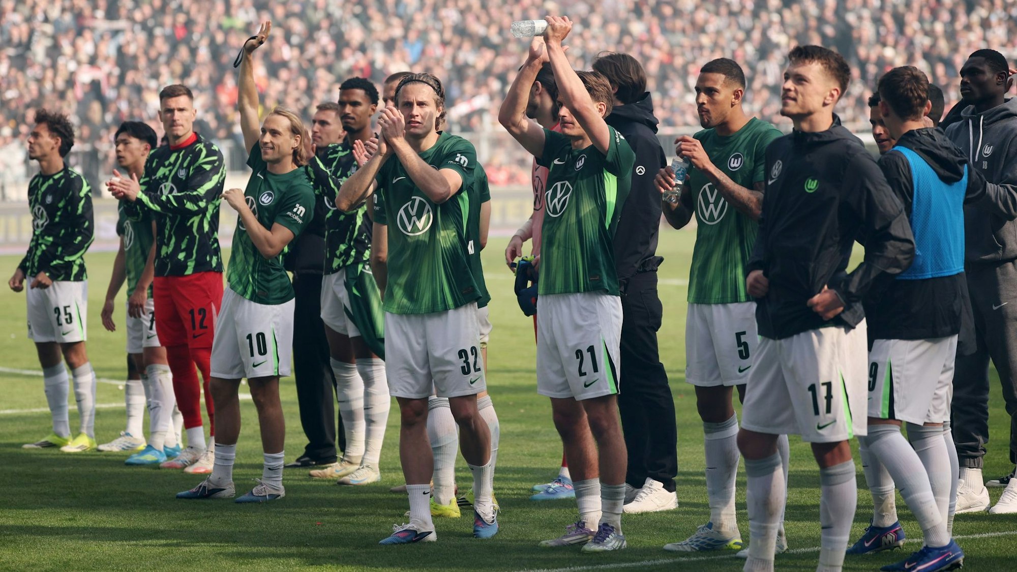 Die Spieler des VfL Wolfsburg nach dem Abstiegsduell beim FC St. Pauli.