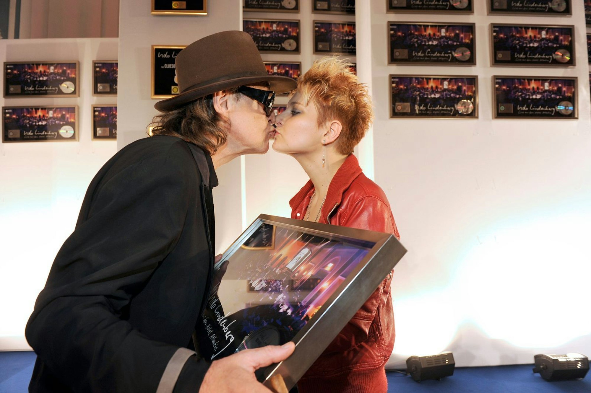 Küsschen für die Freundin: Udo Lindenberg und Tine Acke bei der Platinverleihung für sein „MTV Unplugged“ 2012. (Bild: Christian Augustin/Getty Images)