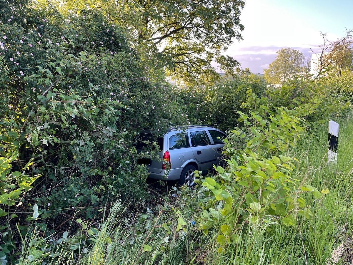 Verunfallter Pkw nach Verfolgungsjagd auf der A52.