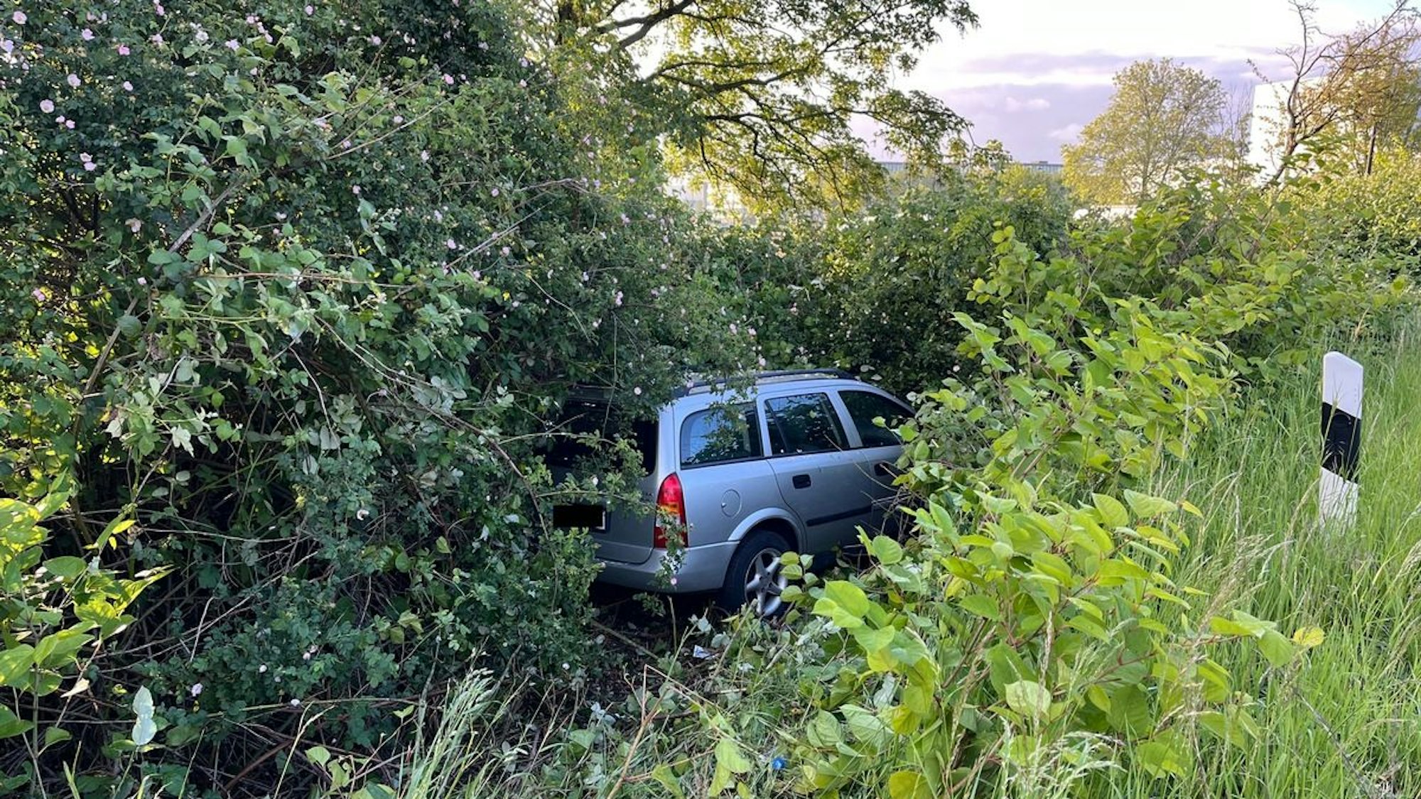 Verunfallter Pkw nach Verfolgungsjagd auf der A52.