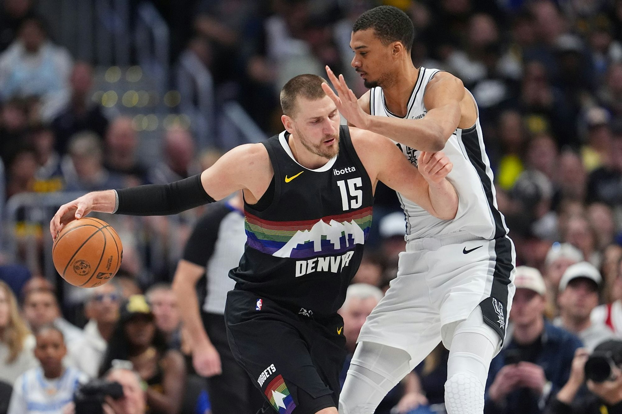 Nikola Jokic und Victor Wembanyama