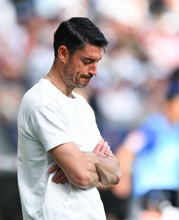 Trainer Albert Riera (Eintracht Frankfurt) reagiert an der Seitelinie.