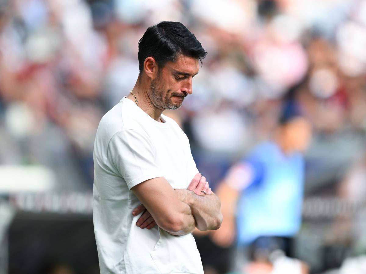 Trainer Albert Riera (Eintracht Frankfurt) reagiert an der Seitelinie.