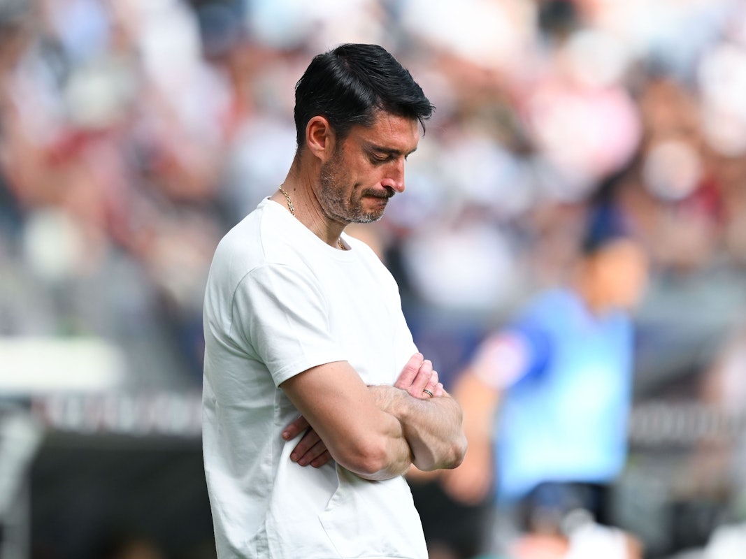 Trainer Albert Riera (Eintracht Frankfurt) reagiert an der Seitelinie.
