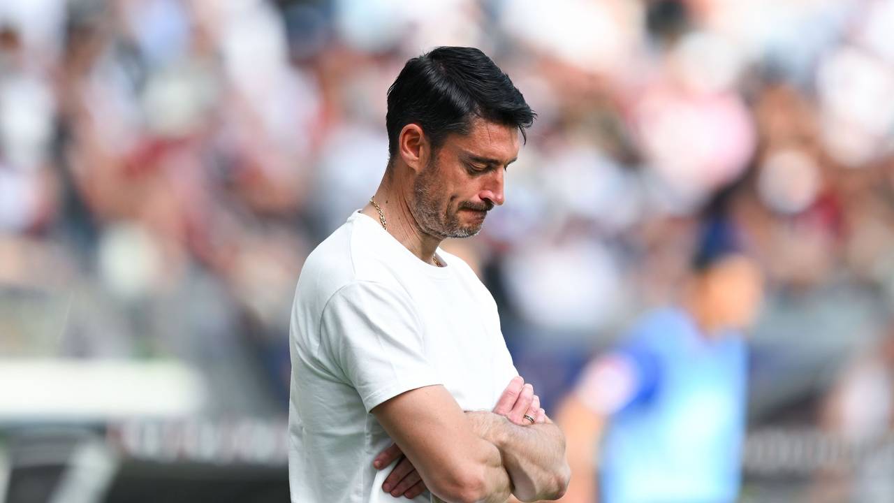 Trainer Albert Riera (Eintracht Frankfurt) reagiert an der Seitelinie.