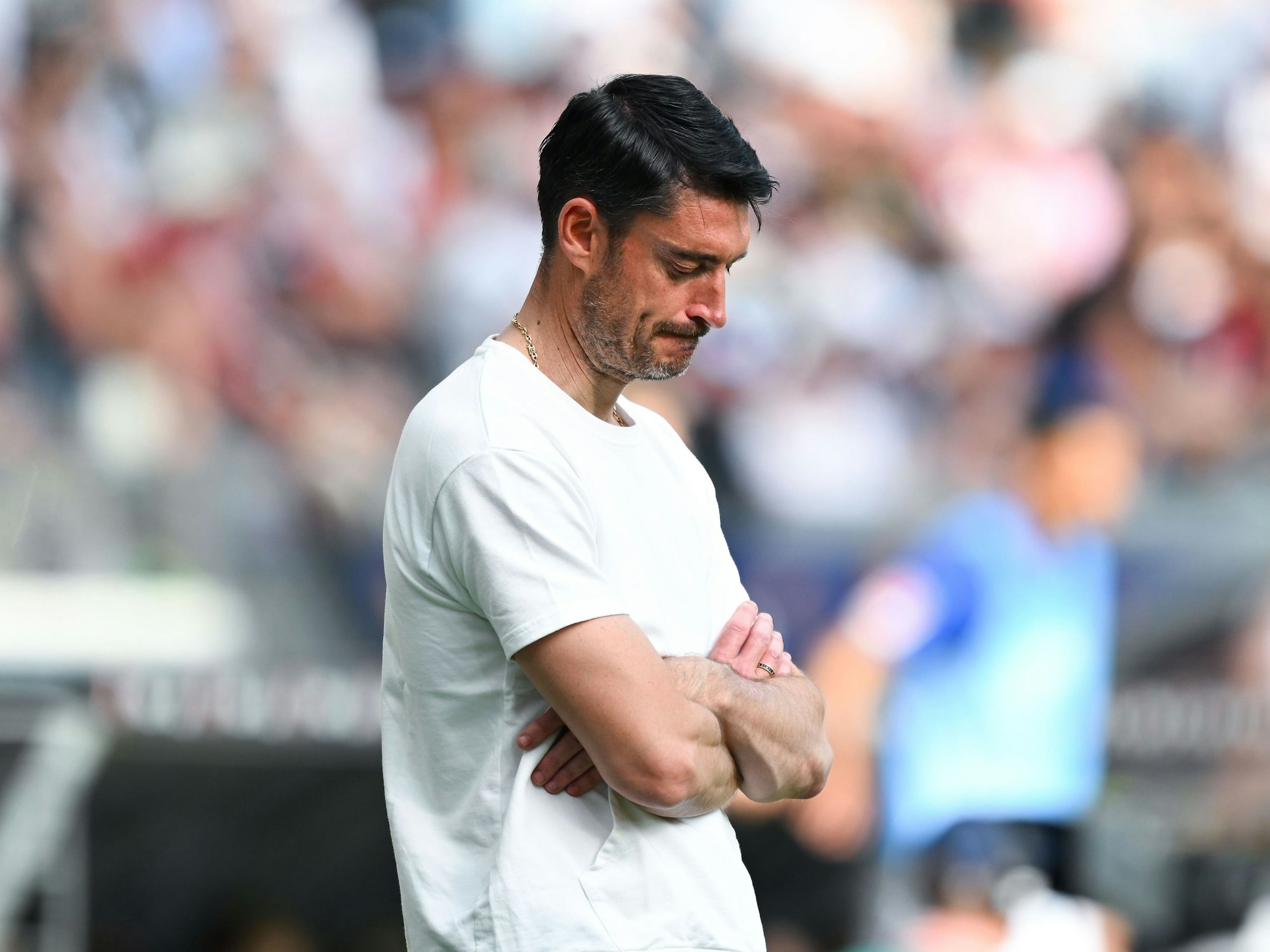 Trainer Albert Riera (Eintracht Frankfurt) reagiert an der Seitelinie.