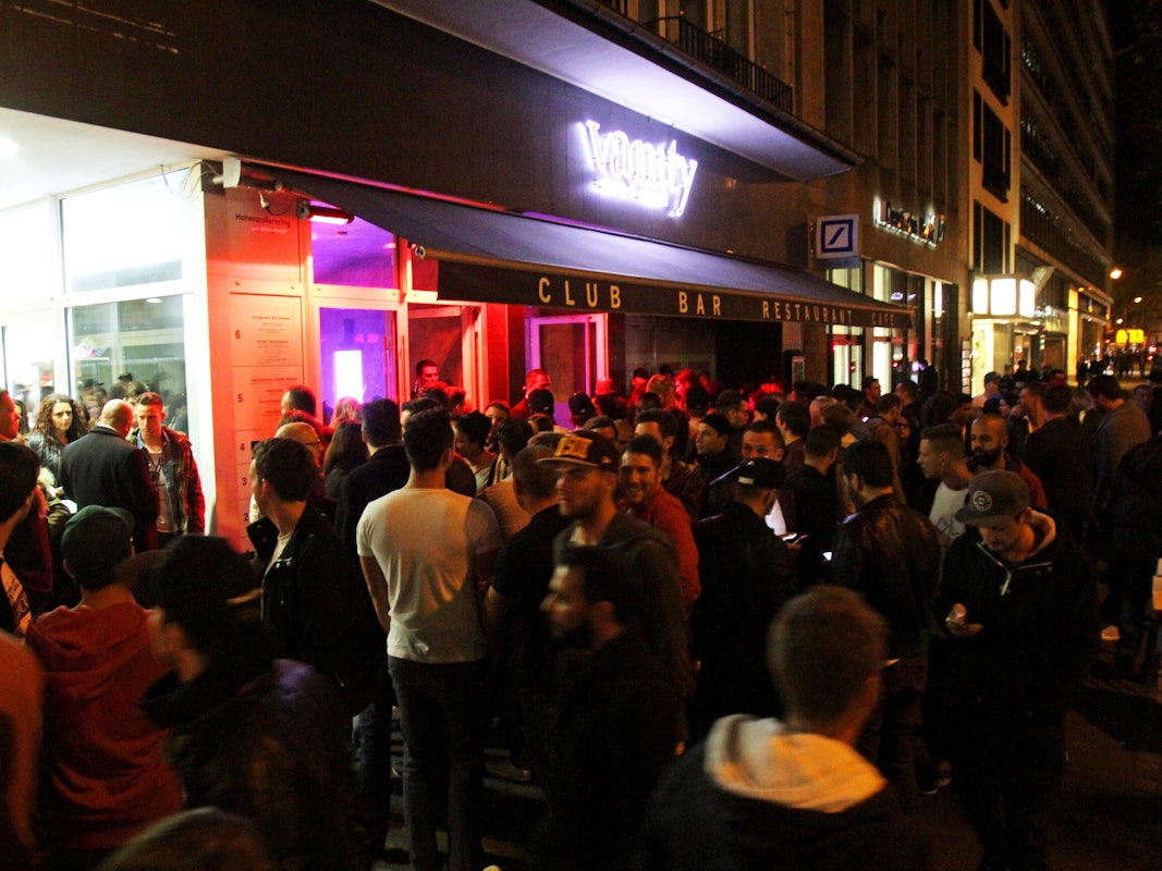 Menschen vor dem Club Vanity