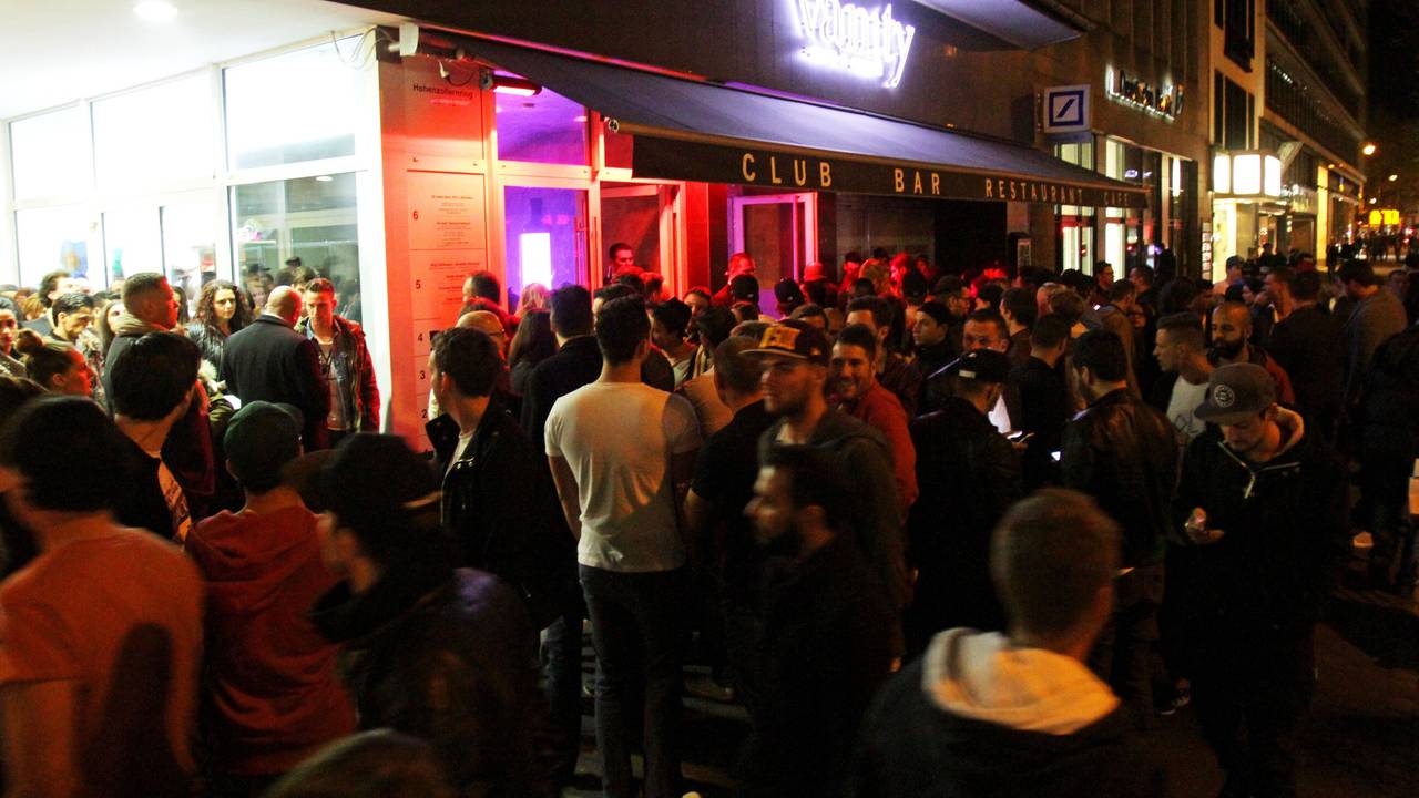 Menschen vor dem Club Vanity