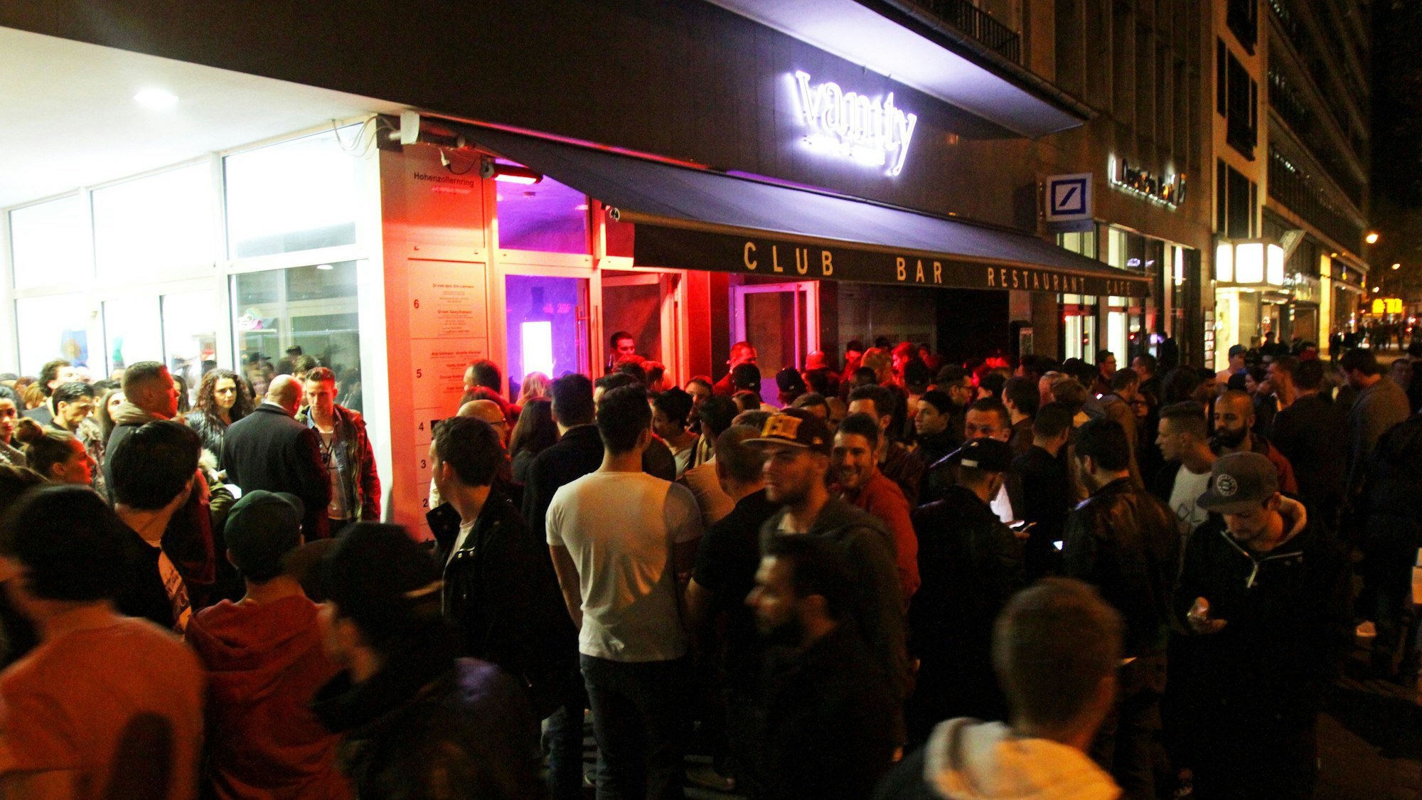 Menschen vor dem Club Vanity