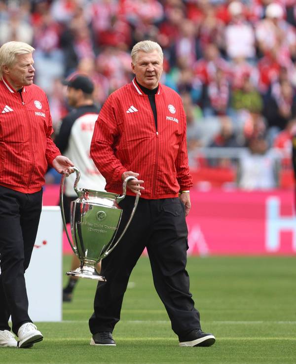 Oliver Kahn und Stefan Effenberg bringen den Henkelpott in die Allianz-Arena.