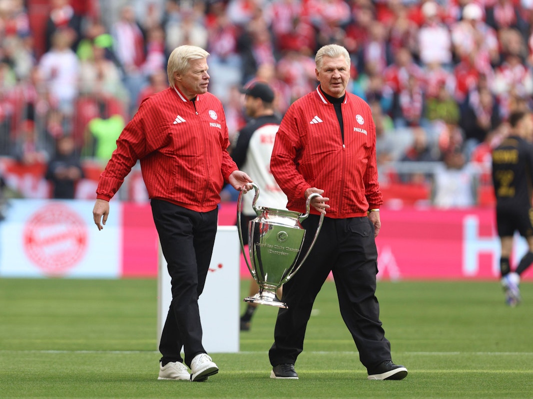 Oliver Kahn und Stefan Effenberg bringen den Henkelpott in die Allianz-Arena.