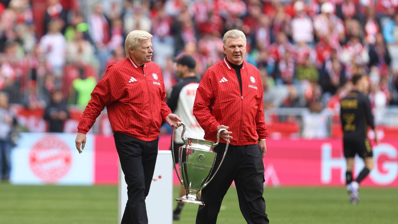 Oliver Kahn und Stefan Effenberg bringen den Henkelpott in die Allianz-Arena.