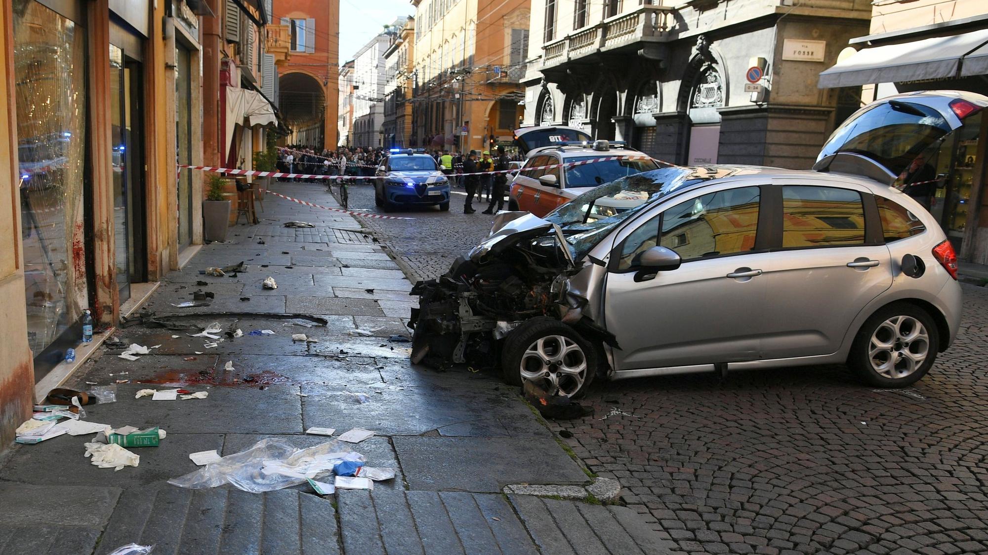 Ein schwer beschädigtes Auton steht nach einem Unfall in einer Straße in Modena.