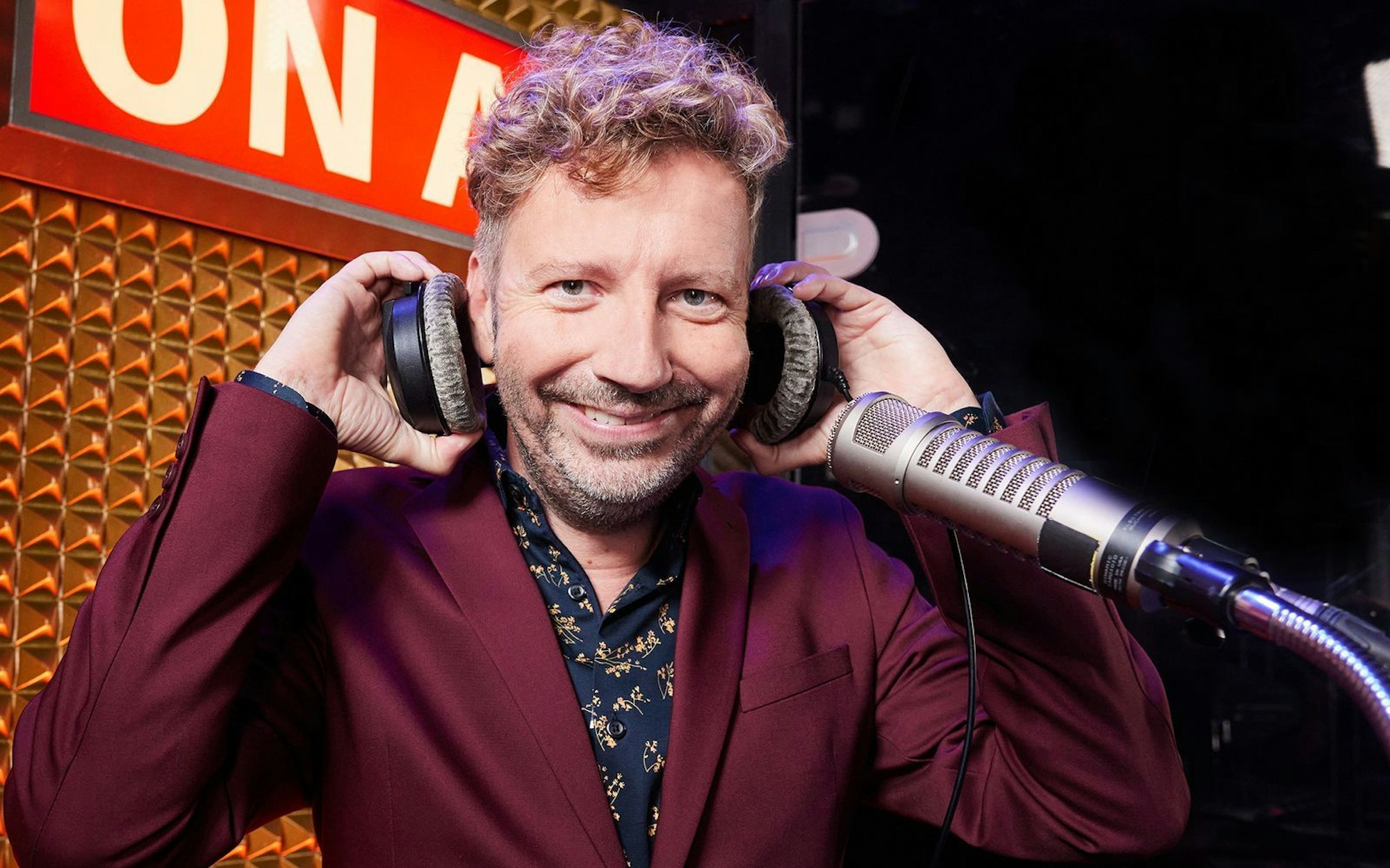 Thorsten Schorn führte zum dritten Mal als spitzzüngiger Kommentator durchs ARD-Programm. Er nahm etliche Künstler und auch einen Politiker aufs Korn. (Bild: NDR/Morris Mac Matzen)