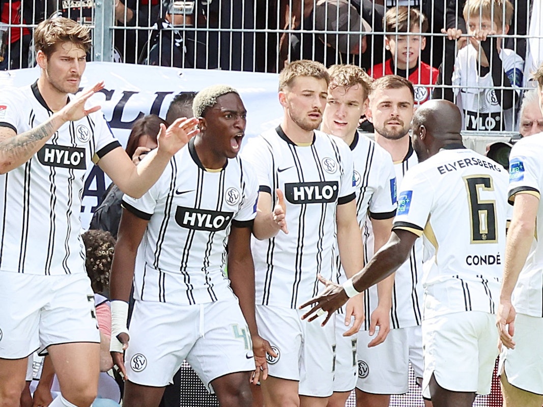 David Mokwa von der SV 07 Elversberg feiert seinen Treffer zum 2:0 mit seinen Teamkollegen.