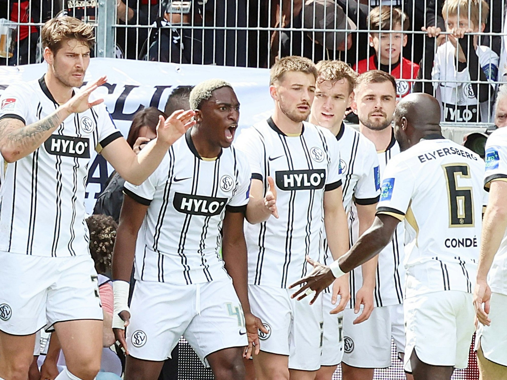 David Mokwa von der SV 07 Elversberg feiert seinen Treffer zum 2:0 mit seinen Teamkollegen.
