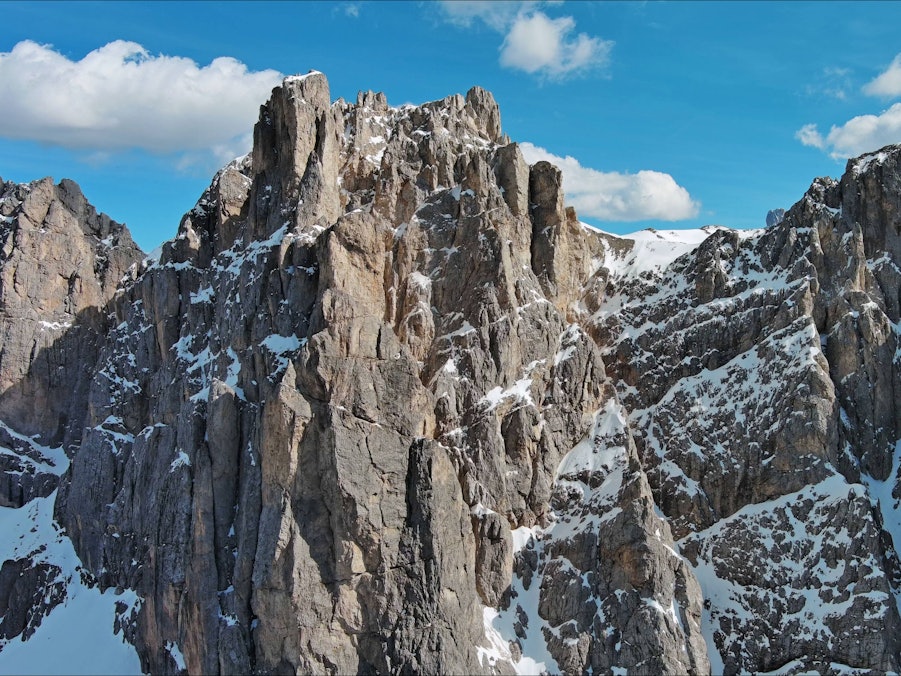 Majestätische schneebedeckte Berge mit blauem Himmel