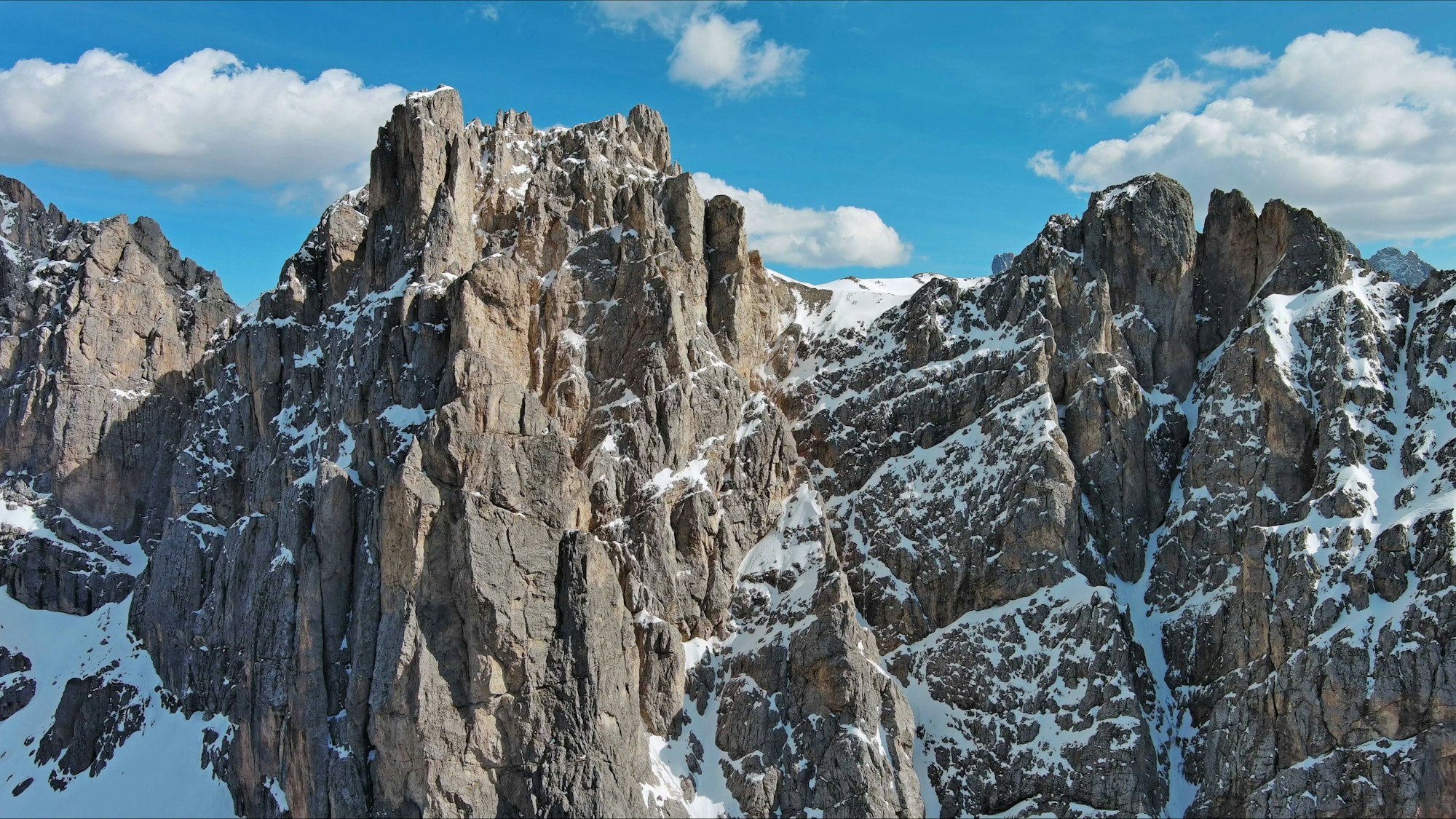 Majestätische schneebedeckte Berge mit blauem Himmel