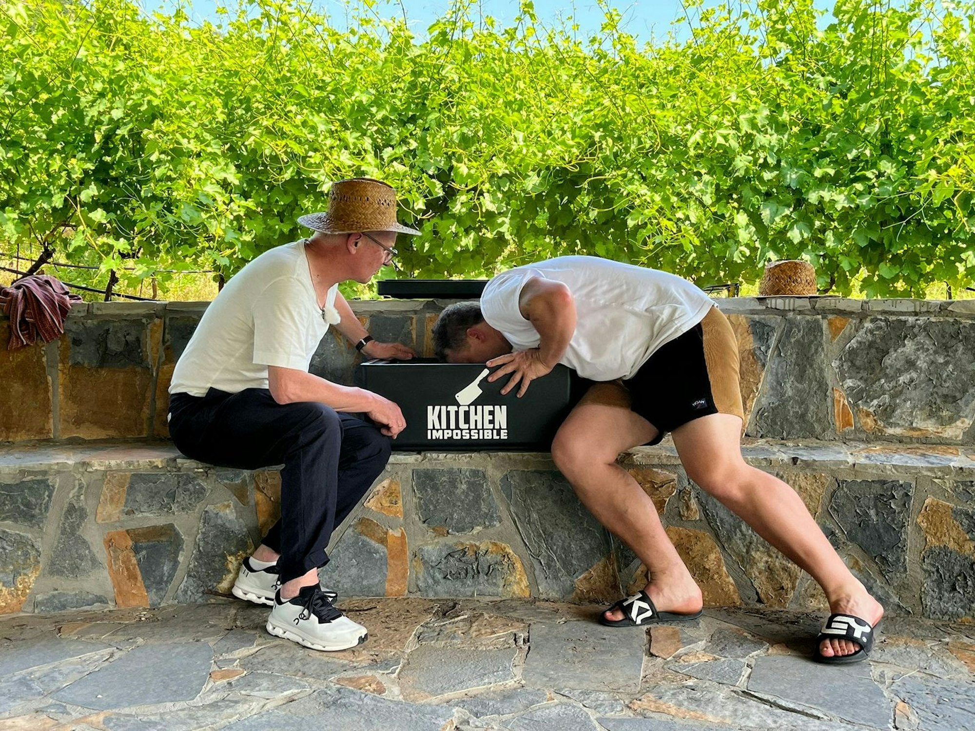 In Montenegro finden die Rachingers Sarma und Kartoffeln in der schwarzen Box. (Bild: RTL / Endemol Shine / Teresa Orti von Havranek)