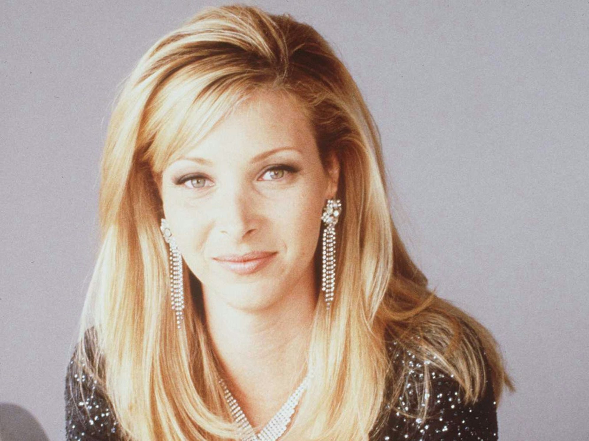 Sie ist die einzige Schauspielerin, die von „Friends“ gewissermaßen doppelt Abschied nehmen musste: Schließlich verkörperte Lisa Kudrow nicht nur die herrlich verquere Blondine Phoebe, sondern auch deren Zwillingsschwester Ursula. (Bild: Getty Images / Pressemitteilung)