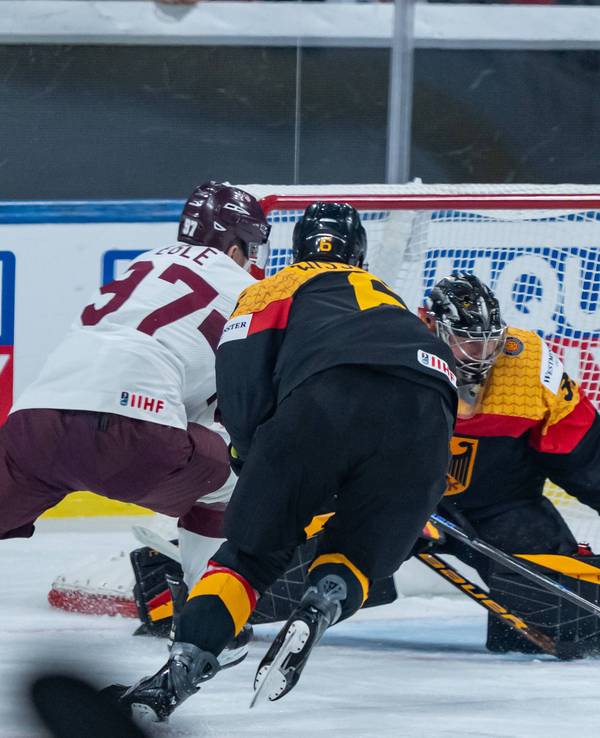 Deutschlands Kai Wissmann mit LEttlands Haralds Egle Latvia vor DEB-Keeper Philipp Grubauer