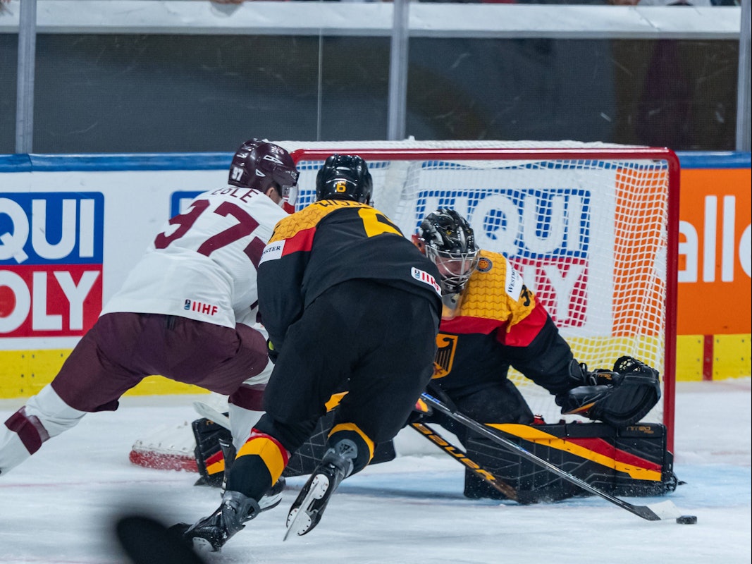 Deutschlands Kai Wissmann mit LEttlands Haralds Egle Latvia vor DEB-Keeper Philipp Grubauer